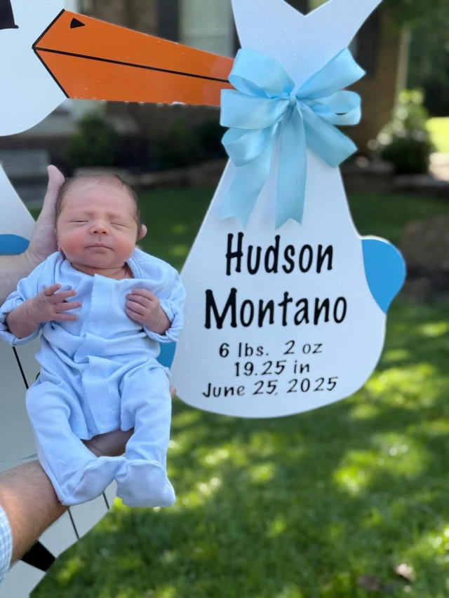 Meet sweet Hudson and his family!🩵

#magnoliastorks #storksignscharlotte #storkscharlotte #charlottestorks #storksigns #storklady #birthannouncement  #itsaboy #yardsignscharlotte #lawnsignscharlotte #charlottenc