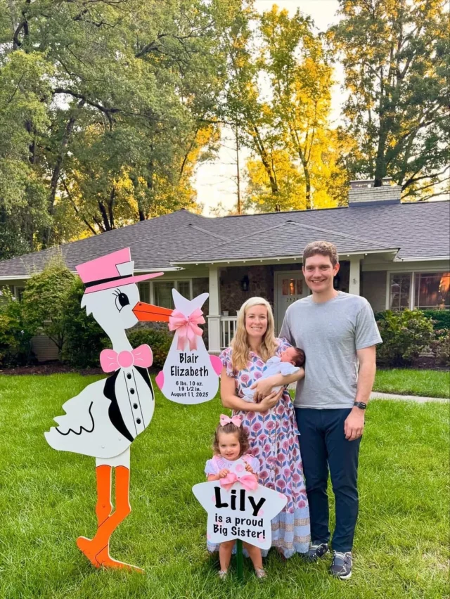 Meet baby Blair and her sweet family!!🩷
@catbpolak 

#magnoliastorks #storksignscharlotte #storkscharlotte #charlottestorks #storkrentalscharlotte #storksigns #babystorksigns #storklady #yardsignscharlotte #lawnsignscharlotte #birthannouncement #itsagirl #charlottenc #queencity #clt